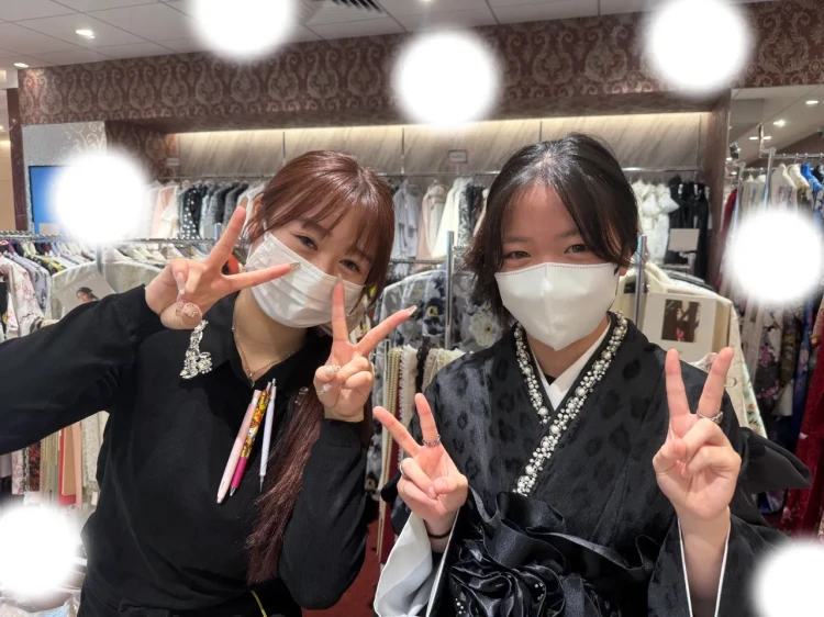 TAKAZEN東京表参道店FlagshipでTAKAZENオリジナルのヘップバーンシリーズ、黒色のヒョウ柄の小振袖と黒色のドレス袴のコーデを卒業式レンタルでご契約いただいたお客様の紹介。