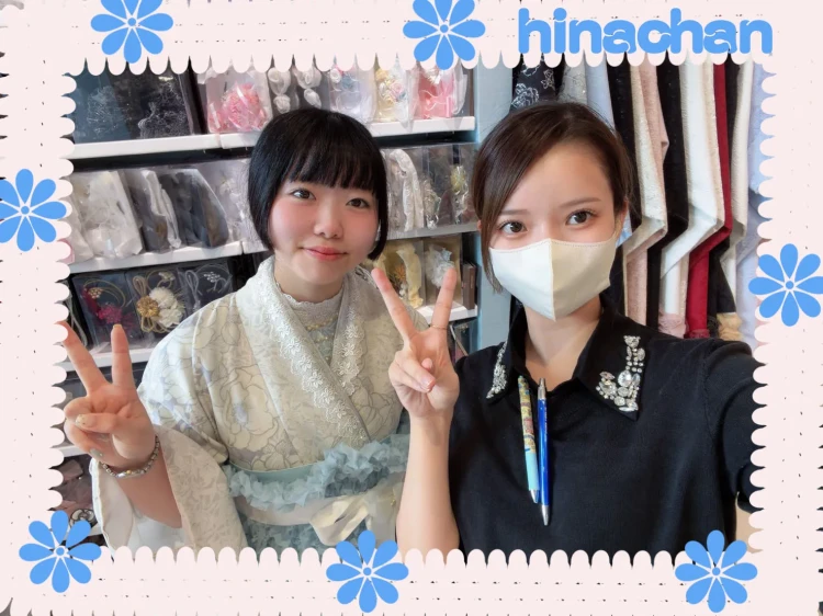 お客様とのツーショット写真。袴姿で笑顔を見せるお客様とスタッフが並んで写っている様子。