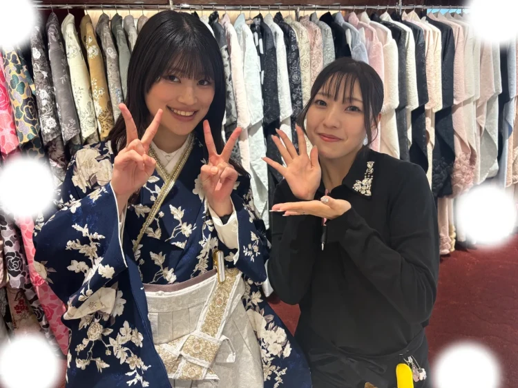 TAKAZEN東京表参道店Flagshipで紺の小振袖に白の袴コーデを2027年卒業式でご契約いただいたお客様のご紹介