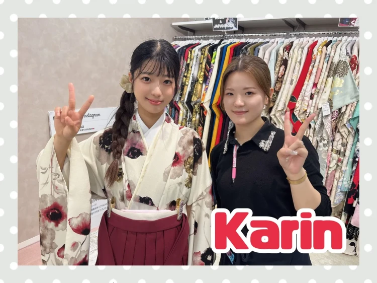 TAKAZEN奈良店にてくすみガーリーな袴のコーディネートを試着されるお客様の様子