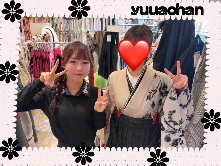 お客様とのツーショット写真。袴姿で笑顔を見せるお客様とスタッフが並んで写っている様子。