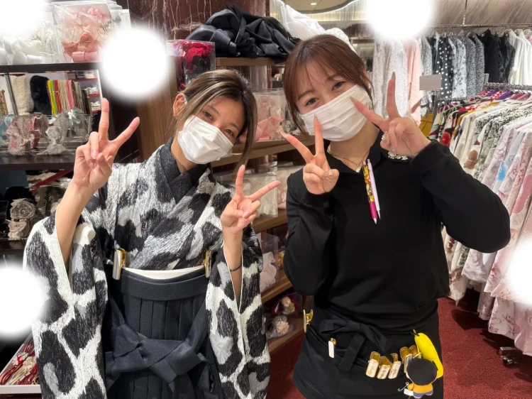 TAKAZEN東京表参道店Flagshipでヒョウ柄モノトーンの袴を卒業式レンタルでご契約いただいたお客様をご紹介