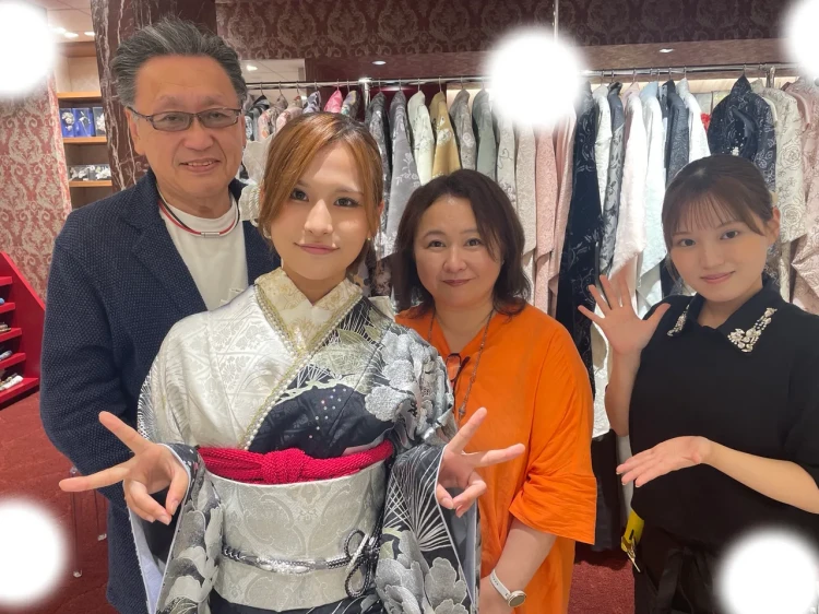 TAKAZEN東京表参道店Flagshipで黒シルバーの鯉のジャパンモードのお振袖をレンタルでご契約いただいたお客様の紹介。キラキラで目立つこと間違いなしのお振袖。