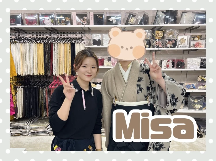 TAKAZEN奈良店でイマドキおしゃれ袴をコーディネートしているお客様の様子