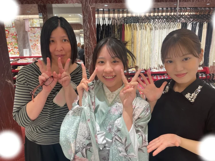 TAKAZEN東京表参道店Flagshipで水色のジルスチュアートお振袖をレンタルでご契約いただいたお客様の紹介。お花柄のかわいいお振袖。