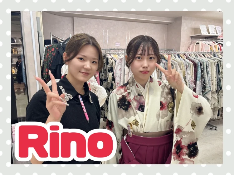 TAKAZEN奈良店でくすみカラーガーリーの可愛い袴コーデを試着されるお客様の様子