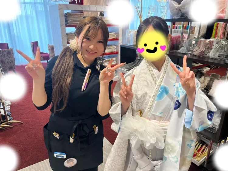 TAKAZEN東京表参道店Flagshipで水色の小振袖にグレーの袴を合わせたコーデをご契約いただいたお客様のご紹介