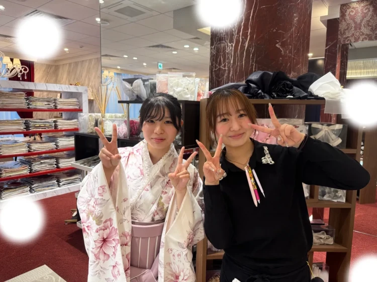 TAKAZEN東京表参道店Flagshipでピンク色の袴を卒業式レンタルでご契約いただいたお客様の紹介。桜色のかわいい袴。