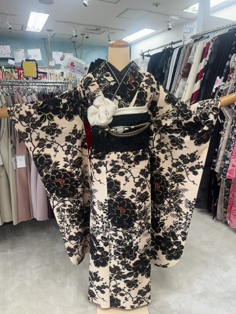 ベージュのレトロ　黒色の花柄　大柄　モダンレトロ振袖　　ブーツコーデ