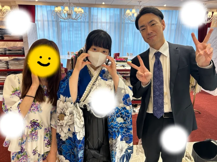 TAKAZEN東京表参道店Flagshipで、青地に花柄の小振袖とレザーに刺繍が入った袴を卒業式レンタルでご契約いただいたお客様の紹介。