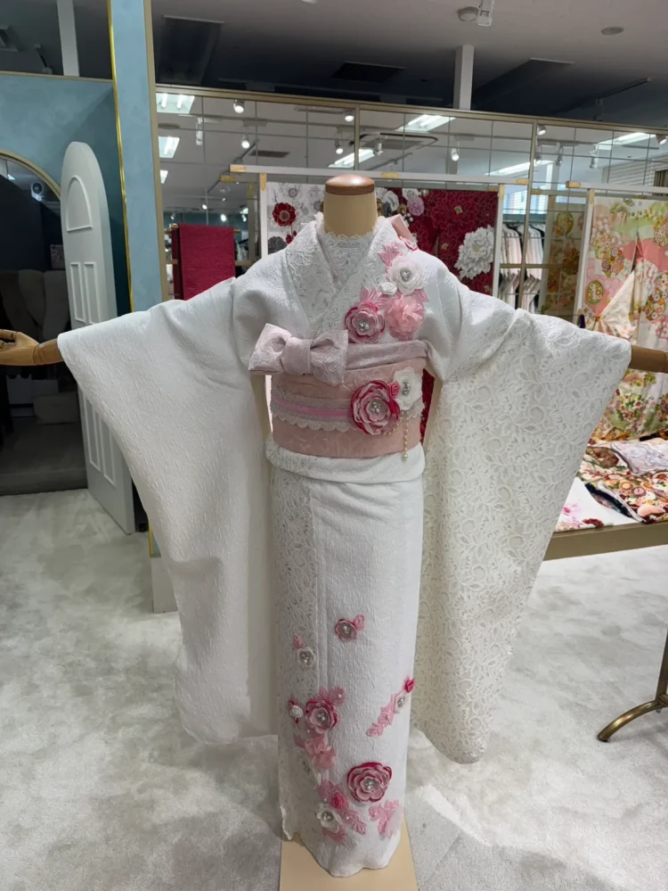 ヘップバーン　ミニョン　白ピンク　フレンチガーリー　立体花　レースインナーコーデ
