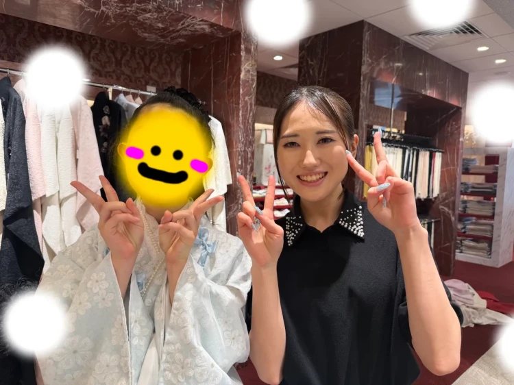 TAKAZEN東京表参道店Flagshipで水色のヘップバーンの袴をレンタルでご契約いただいたお客様の紹介。リボンのついたかわいい袴。