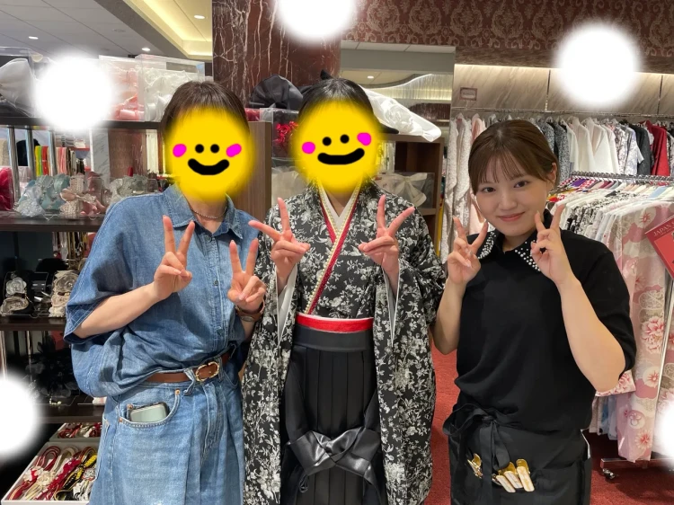 TAKAZEN東京表参道店Flagsh黒地のお花柄の小振袖とレザー袴コーデを卒業式袴レンタルでご契約いただいたお客様の紹介。