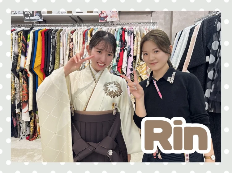 TAKAZEN奈良店で玉城ティナ×紅一点ブランド振袖の袴を試着されるお客様の様子