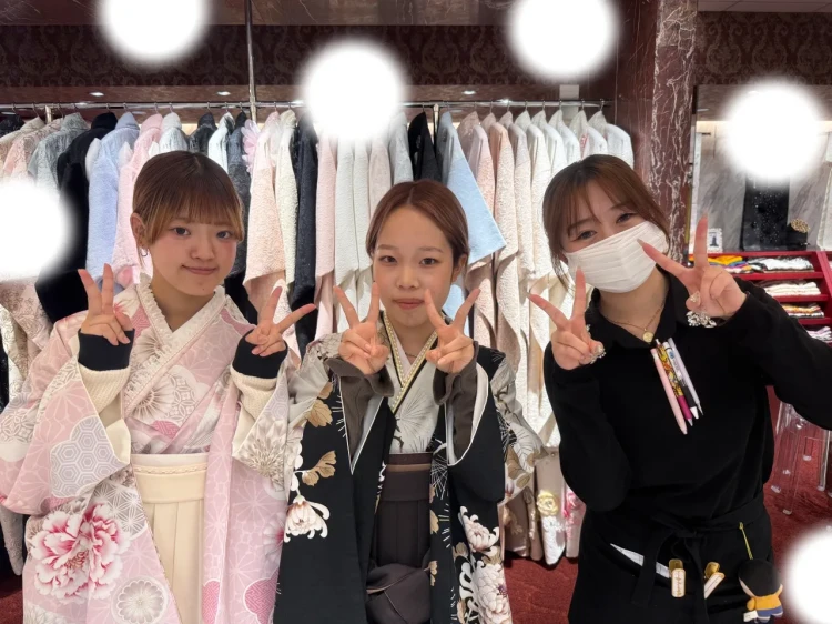 TAKAZEN東京表参道店Flagshipで九重のピンク色の小振袖とクリーム色の刺繍袴のコーデと黒色の花柄の小振袖と茶色の刺繡袴のコーデを卒業式レンタルでご契約いただいたお客様の紹介。
