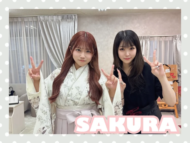 TAKAZEN奈良店でガーリー袴をコーディネートしているお客様の様子