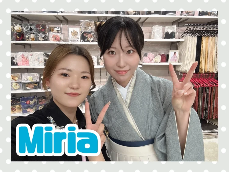 TAKAZEN奈良店で水色の小振袖を合わせた袴コーディネートを試着するお客様の様子