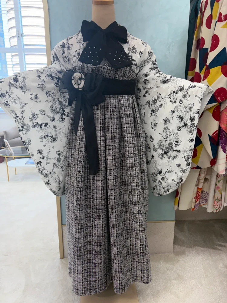 TAKAZENオリジナルヘップバーンの黒をワンポイントになる袴のコーデ