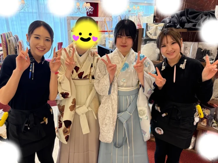 TAKAZEN東京表参道店Flagshipで友人同士でご来店の2027年卒業式袴をご契約いただいたお客様のご紹介。ブラウンの袴・水色の袴