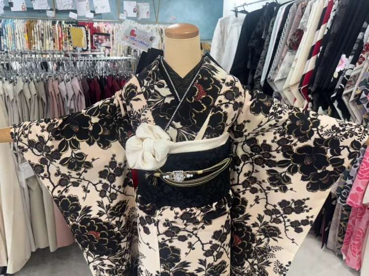 ベージュのレトロ　黒色の花柄　大柄　モダンレトロ振袖　　ブーツコーデ