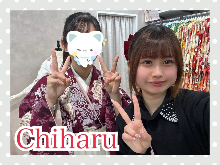 TAKAZEN奈良店で大人っぽいピング色の袴を試着されるお客様の様子