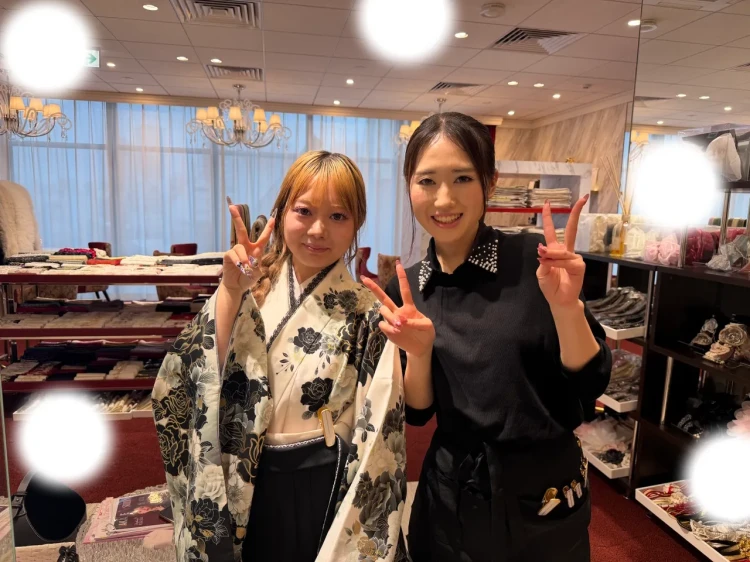 TAKAZEN東京表参道店Flagshipで白色と黒色のの袴をフォトプランでご契約いただいたお客様の紹介。バラ柄のかわいい袴。
