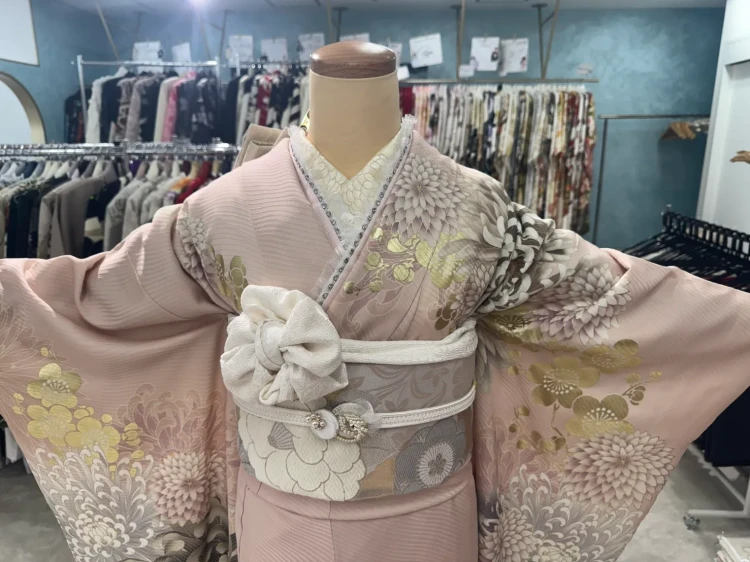 くすみカラーと上品古典柄を組み合わせた欲張りスタイルのお振袖のコーディネート写真