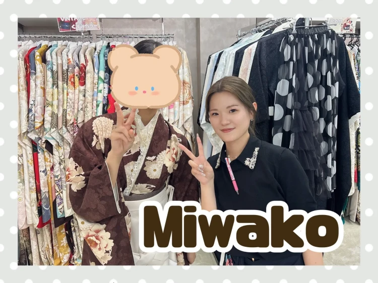 TAKAZEN奈良店でブラウンの袴コーデを試着されるお客様の様子