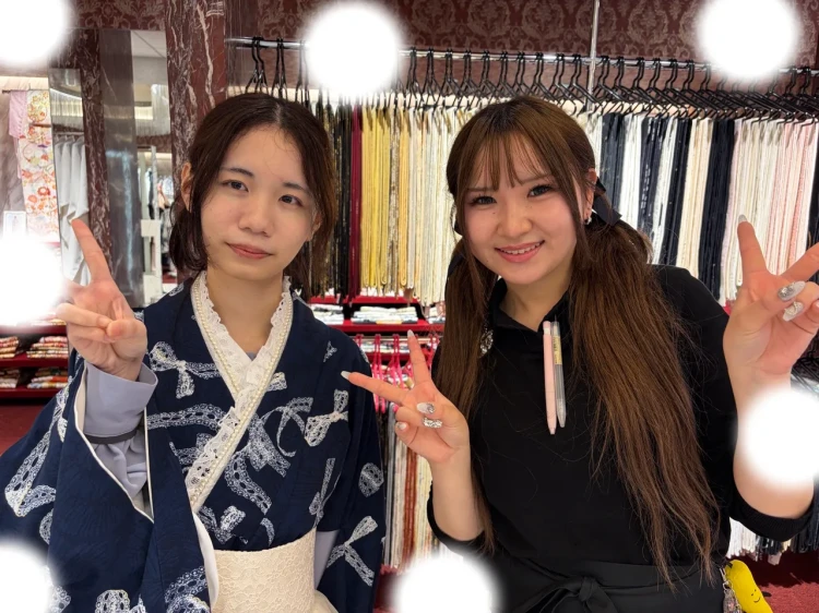 TAKAZEN東京表参道店Flagshipでネイビーの小振袖とクリームのドレス袴をご契約いただいたお客様のご紹介