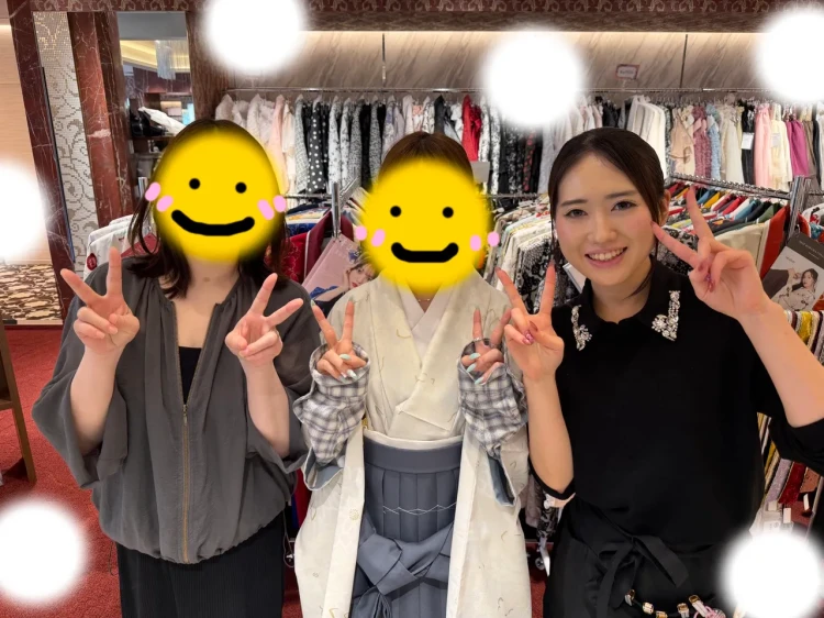 TAKAZEN東京表参道店Flagshipでクリーム色の花柄の小振袖とグレーの刺繍袴のコーデを卒業式レンタルでご契約いただいたお客様の紹介。