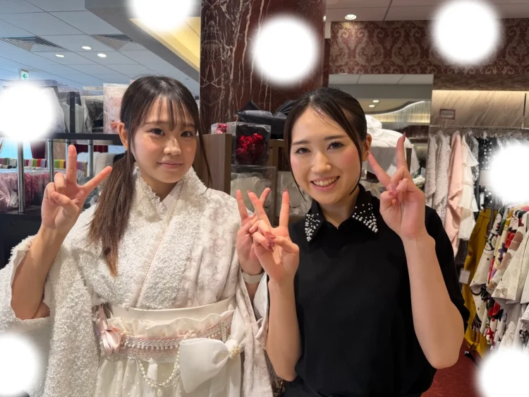 TAKAZEN東京表参道店Flagshipでクリーム色とピンクの花柄の小振袖と白色ドット柄のドレス袴のコーデを卒業式レンタルでご契約いただいたお客様の紹介。