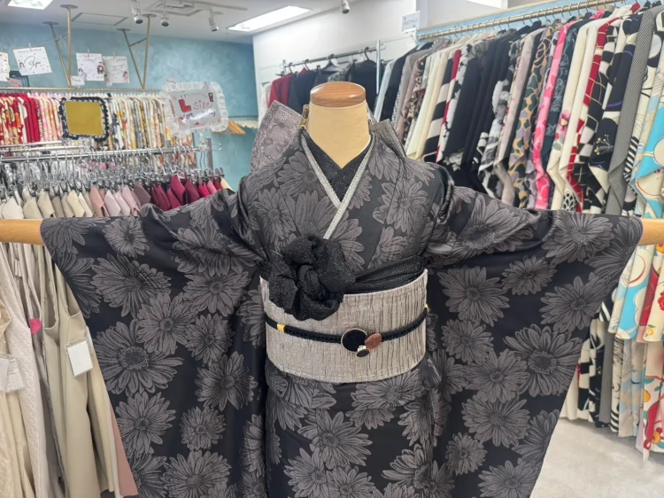 こげ茶色レトロの振袖