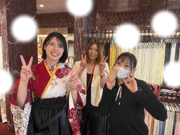 TAKAZEN東京表参道店Flagshipでメーカーブランドの赤の古典袴をご契約いただいたお客様の紹介。