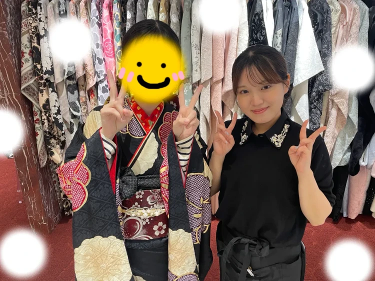 TAKAZEN東京表参道店Flagship黒地に赤やクリーム色の花柄、正統派古典の振袖をご契約いただいたお客様の紹介。