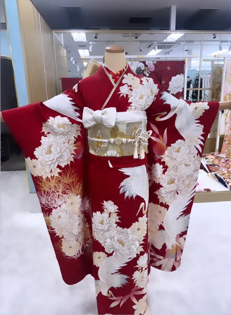 古典の赤のお振袖　大人っぽい　綺麗目な振袖　紅白色で大柄