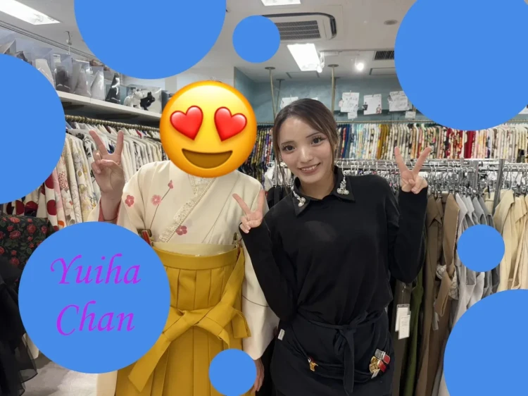 タカゼン心斎橋に来店した白地に桜の花が描かれた小振袖にからし色の袴を合わせたコーディネートに決定された姫ちゃんとスタッフのツーショット