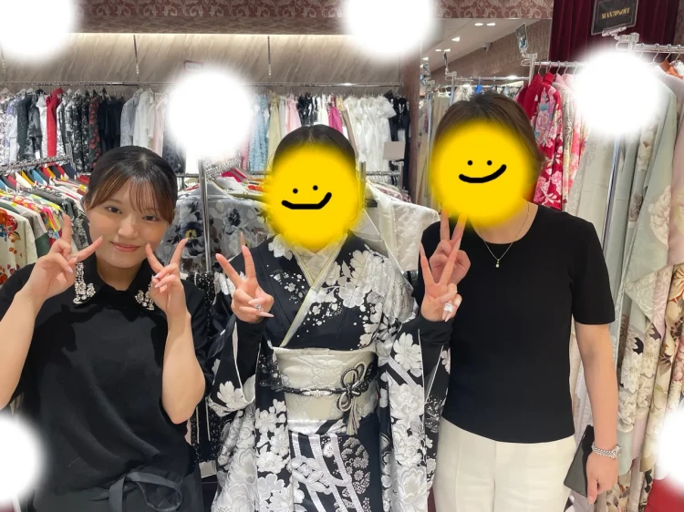 TAKAZEN東京表参道店Flagshipで、プレミアム古典の黒色のお振袖をレンタルでご契約いただいたお客様の紹介。