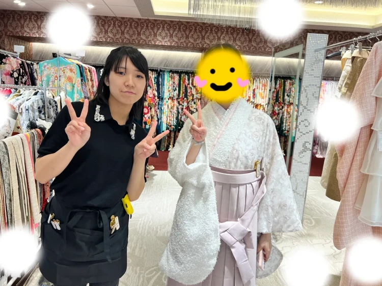 TAKAZEN東京表参道店Flagshipで白✖ピンクの袴を卒業式レンタルでご契約いただいたお客様をご紹介