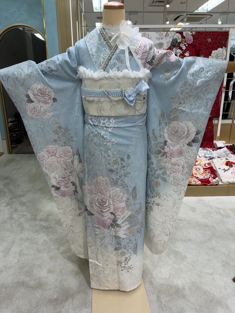 TAKAZENオリジナルヘップバーンでローズの水色のお振袖のコーデ