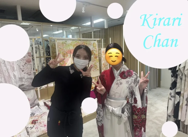 TAKAZEN心斎橋店で卒業式の袴をレンタルしたお客様のお写真。ちいぽぽ着用の白×赤の小振袖にホワイトの袴を合わせたコーディネートに決定された