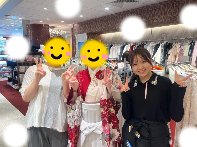 TAKAZEN東京表参道店Flagshipでメーカーブランドの赤の袴をレンタルでご契約いただいたお客様のご紹介。