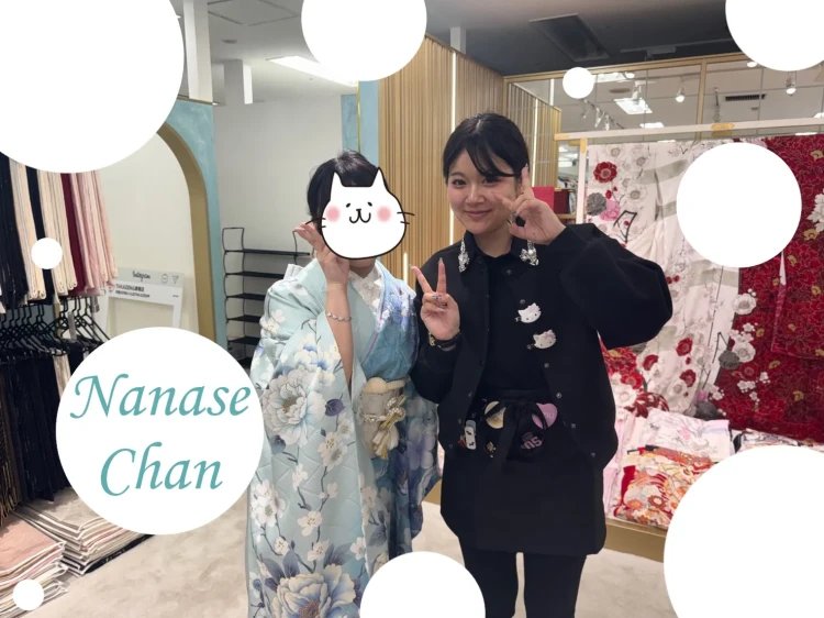 TAKAZEN心斎橋店にご来店した水色の古典花柄の振袖にシルバーメインの小物を合わせたコーディネートに決定された姫ちゃんとスタッフのツーショット