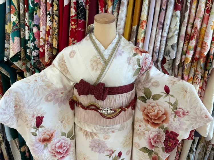 堺店スタッフちーちゃんオススメくすみ振袖コーディネート