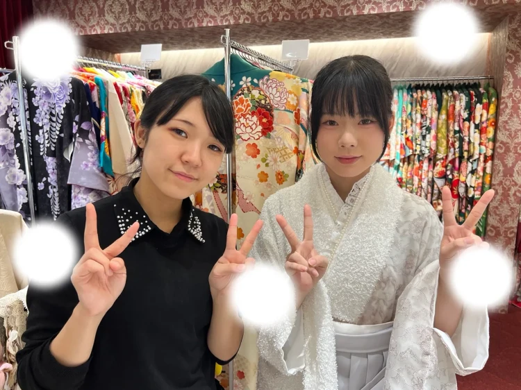 TAKAZEN東京表参道店Flagshipでくすみカラーのふわふわな小振袖と淡いグレーの袴を合わせたワントーンコーデを卒業式レンタルでご契約いただいたお客様のご紹介。