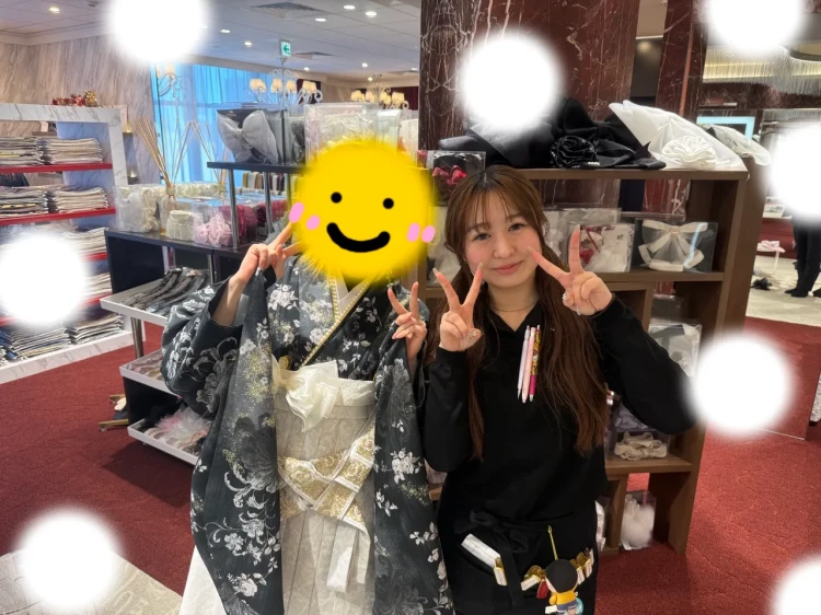 TAKAZEN東京表参道店Flagshipで黒色の花柄の小振袖とグレー色に金色の刺繍の袴のコーデを卒業式レンタルでご契約いただいたお客様の紹介。