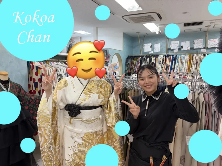 TAKAZEN心斎橋店に振袖レンタルをしに来店し、白×ゴールドのモードの振袖に決定されたお客様とスタッフのツーショット