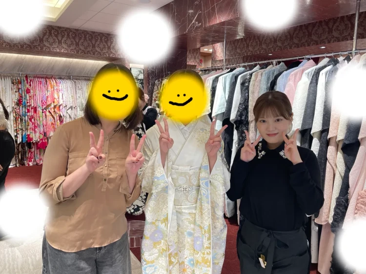TAKAZEN東京表参道店Flagshipで白色のプレミアム古典の振袖をご購入でご契約いただいたお客様の紹介。