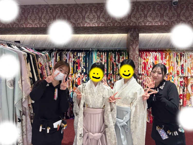 TAKAZEN東京表参道店Flagshipでくすみカラーの淡い色の袴をご契約いただいたお客様のご紹介。お揃いの袴です。
