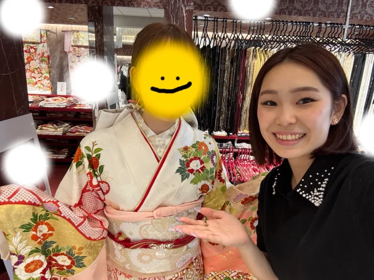 TAKAZEN東京表参道店Flagshipで白地に赤色のプレミアム古典の振袖をレンタルでご契約いただいたお客様の紹介。