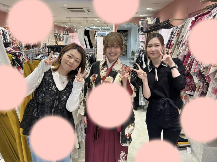 TAKAZEN姫路店の黒地の古典柄小振袖にエンジ色の袴のお嬢様